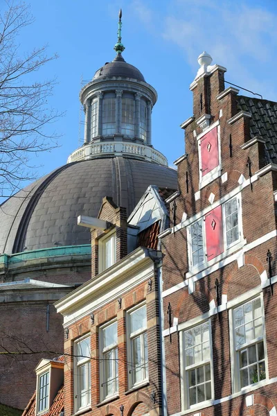 位于荷兰阿姆斯特丹Kattengat街 背景是Koepelkerk教堂的穹顶 在多彩的带有屋顶的遗产建筑上的特写 — 图库照片