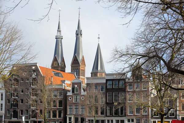 荷兰阿姆斯特丹Brouwersgracht运河沿岸多彩的遗产建筑的特写 背景是Posthoornkerk教堂的尖塔 — 图库照片