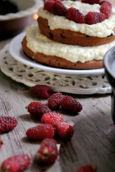 Deliziosa torta fatta in casa con crema pasticcera e lampone fresco — Foto Stock
