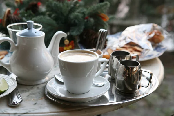 Mjölk te, kex och jul ängel — Stockfoto