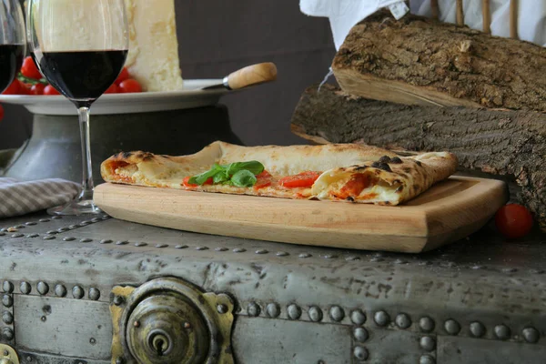 Tomaten-Pizza mit Rotwein — Stockfoto