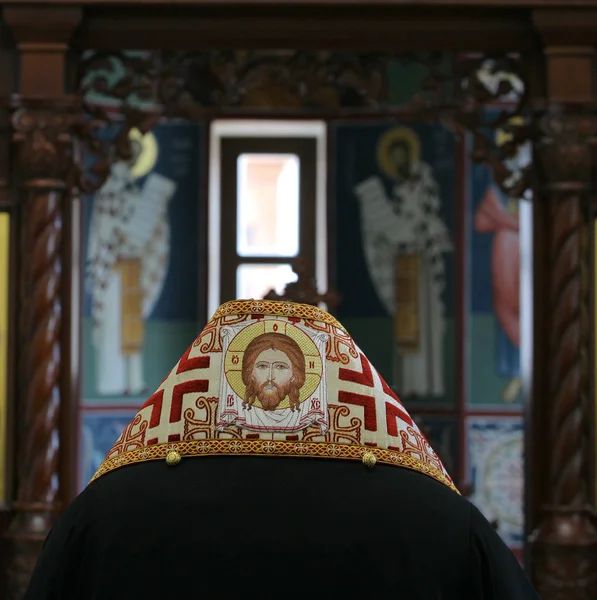 Ortodoks Piskoposu sunak önünde dua — Stok fotoğraf