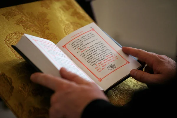 Livre de prières dans l'église orthodoxe — Photo