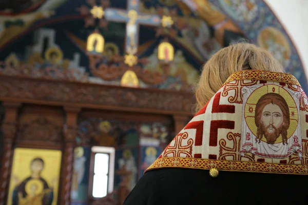 Orthodoxer Bischof betet vor Altarikonen — Stockfoto