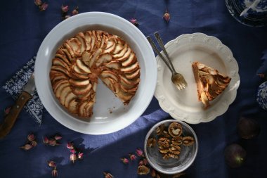 elmalı turta üzerinde mavi bir masa örtüsü