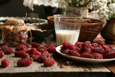  Ahududu ve bir bardak süt ile rustik natürmort