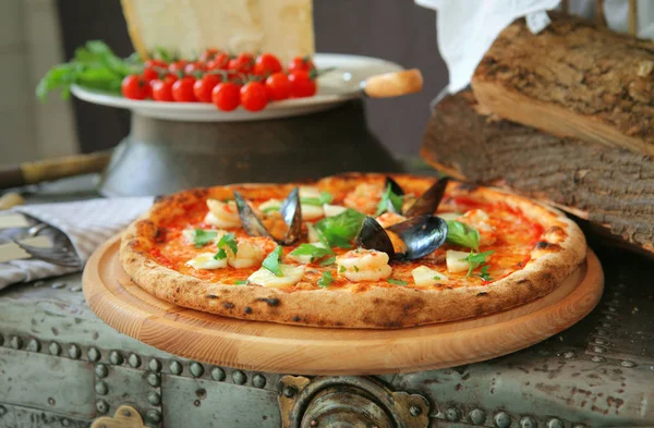 披萨"Frutti di mare"贻贝，与新鲜罗勒 — 图库照片