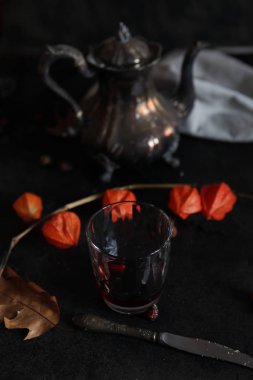 Physalis ve gümüş çaydanlık