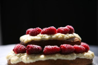 lezzetli kek bir muhallebi ve taze ahududu