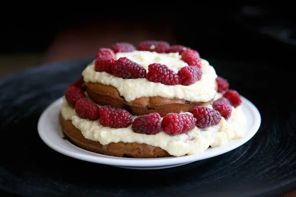 Deliziosa torta con crema pasticcera e lampone fresco — Foto Stock