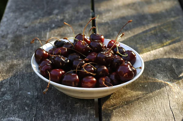 Yaz aylarında olgun tatlı kiraz kase Telifsiz Stok Fotoğraflar