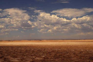bulutlu gökyüzü ve Güney Afrika çöl ülkesinde 