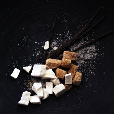 kahverengi şeker, beyaz şeker ve vanilya pods ile büyüleyici minimalist natürmort