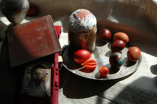 La nature morte de Pâques avec la Sainte Bible, le gâteau de Pâques et les œufs teints — Photo