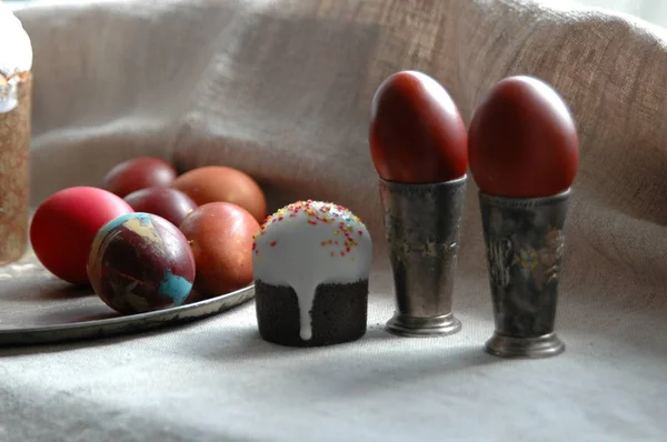 La natura morta di Pasqua con la Sacra Bibbia, la torta di Pasqua e le uova tinte — Foto Stock