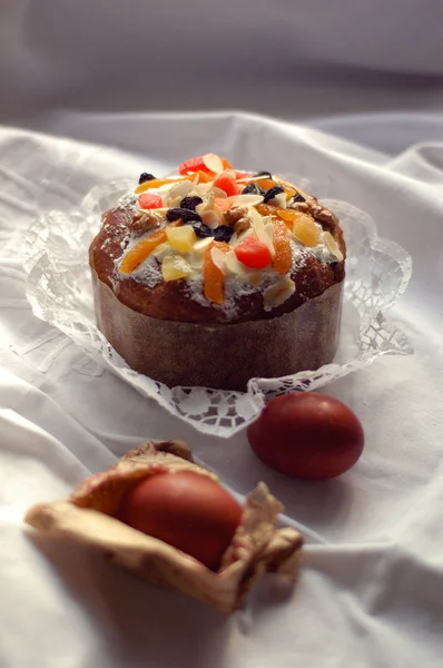 O bolo de Easter e ovos tingidos — Fotografia de Stock