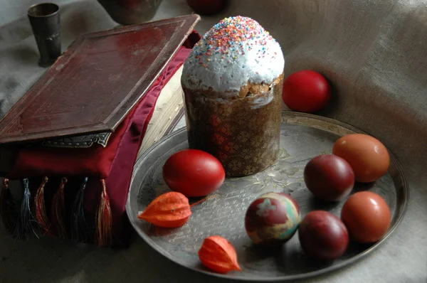 Holy Bible, Paskalya kek ve boyalı yumurta Paskalya natürmort Stok Fotoğraf