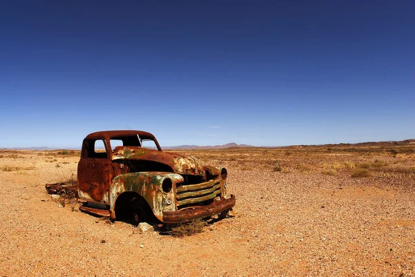 在炎热的非洲沙漠，南非生锈的汽车 — 图库照片