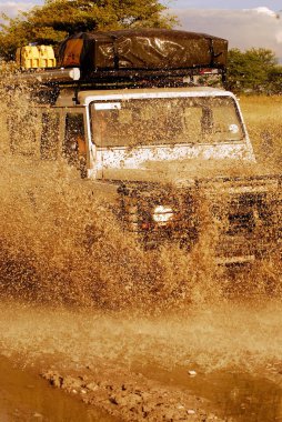 Jeep Güney Afrika safari sırasında. Jeep sprey su ve kir