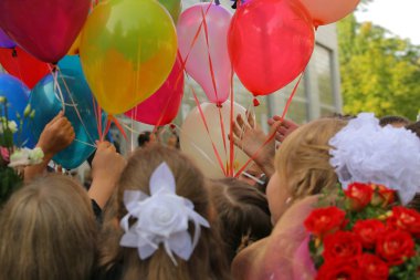 Okulun ilk gününde parlak balonlar