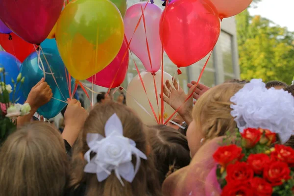 Okulun ilk gününde parlak balonlar