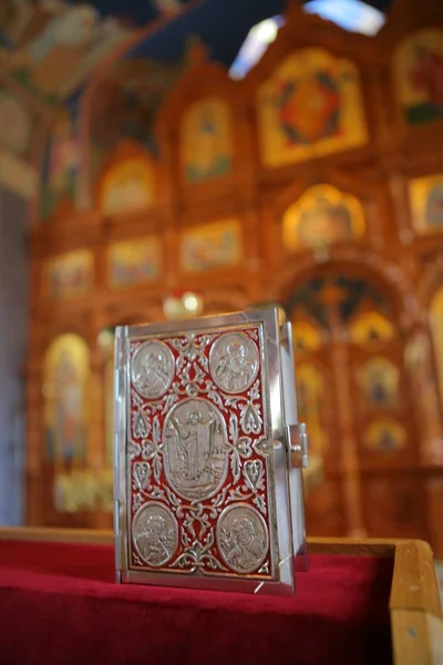 Das Evangelium und die Ikonostase in der orthodoxen Kirche — Stockfoto