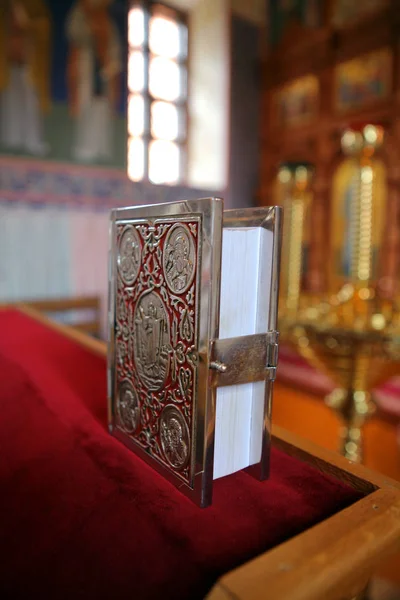 Das Evangelium und die Ikonostase und die Kerzen in der orthodoxen Kirche — Stockfoto