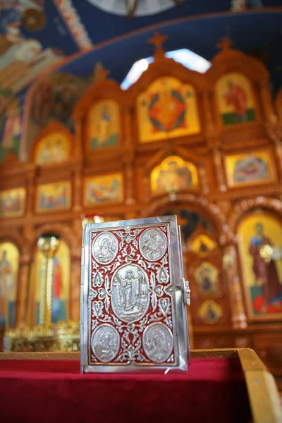 Das Evangelium und die Ikonostase und die Kerzen in der orthodoxen Kirche — Stockfoto