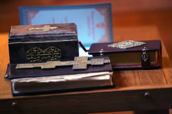 Das Evangelium, das orthodoxe Kreuz und die Kiste mit dem Chrisam während der Taufzeremonie — Stockfoto