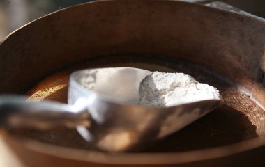 beyaz un ve Kepçe bronz kase