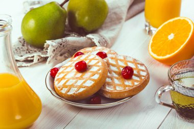 Lezzetli, lezzetli breakfast: çerezleri berry ile bir plaka üzerinde meyve masaya. 