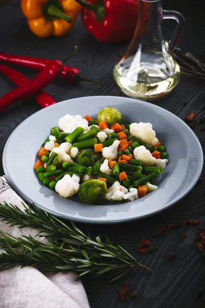 Deliciosa y deliciosa mezcla de verduras en el plato . — Foto de Stock