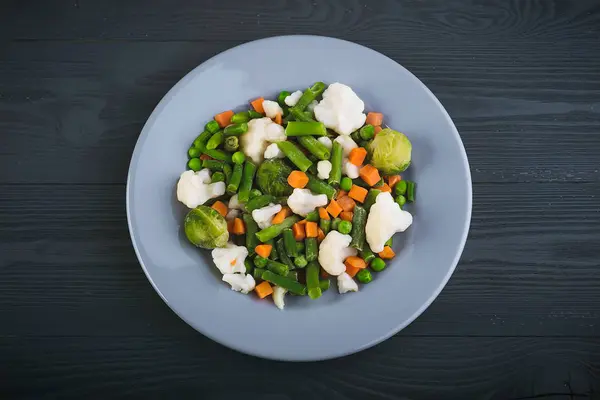 Deliciosa mezcla de verduras en el plato. Vista desde arriba . — Foto de Stock