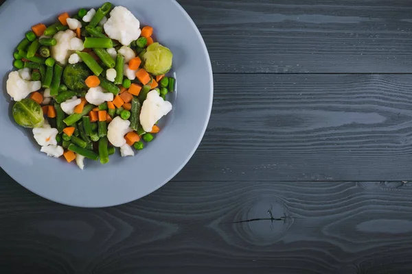 Deliciosa mezcla de verduras en el plato. Vista desde arriba . — Foto de Stock