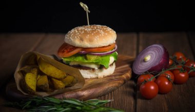 Büyük iştah açıcı burger sığır eti, patates ve peynir bir ahşap yüzeye