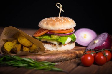 Büyük iştah açıcı burger sığır eti, patates ve peynir bir ahşap yüzeye