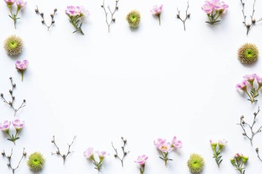 Beyaz arka plan üzerinde pembe çiçekli çerçeve