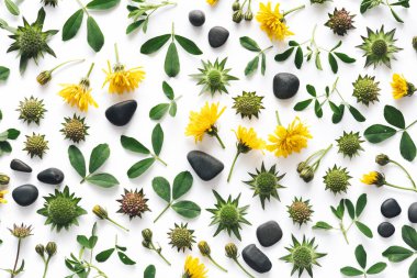 Beyaz arkaplanda çiçek aranjmanı