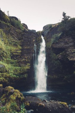 İzlanda'daki Gluggafoss şelale