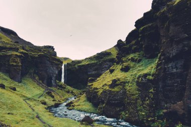 İzlanda'daki Kvernufoss şelale
