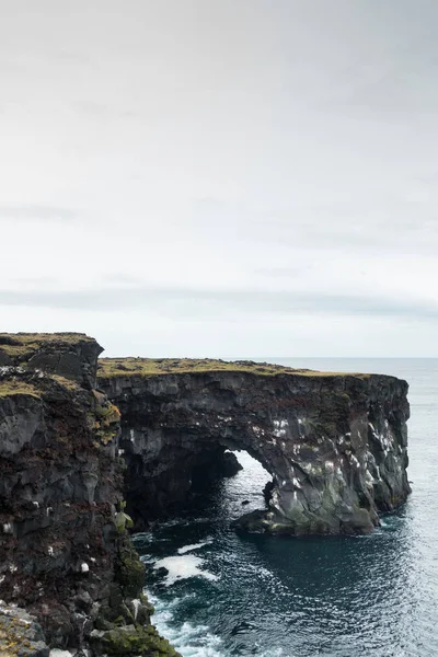 Arco natural en la costa islandesa — Foto de Stock