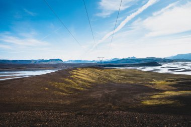 İzlanda 'nın dramatik manzarasında güç pilonu ve güç kabloları (İzlanda' nın İskoçya 'sı)).