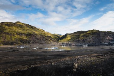 Güney İzlanda 'daki Solheimajokull buzulunda yüzen buzdağları.