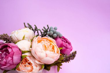 Büyük şakayıkları olan güzel narin bir arka plan. Boşluğu kopyala.