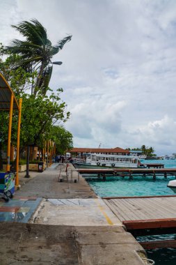 Adadaki güzel iskele, Maldivler.