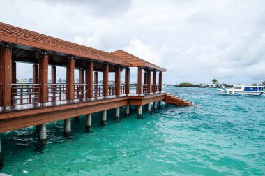 Adadaki güzel iskele, Maldivler.