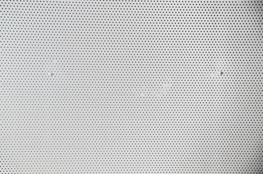 Noktaları ve vidaları olan gri metal plaka