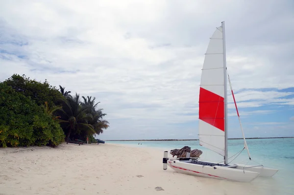 Barco Con Vela Roja Islas Maldivas — Foto de Stock