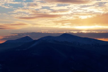 Kışın dağlarda güzel gündoğumu