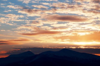 Kışın dağlarda güzel gündoğumu